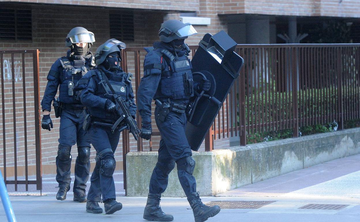 Agentes de la unidad PRI salen de un edificio de Vitoria. 