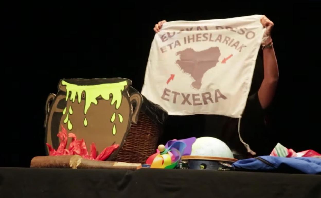 Durante el evento se mostró una bandera con el lema 'Presos y exiliados vascos a casa'