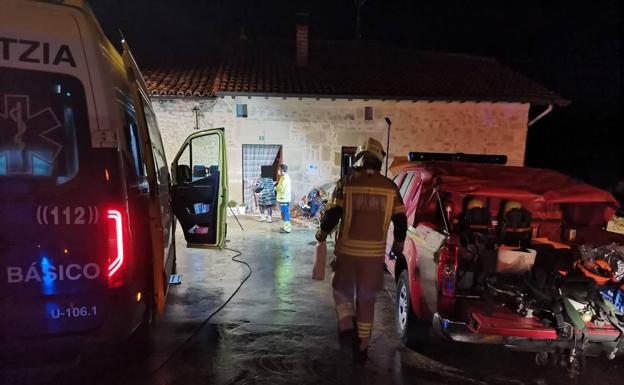 Bomberos forales acudieron al domicilio.