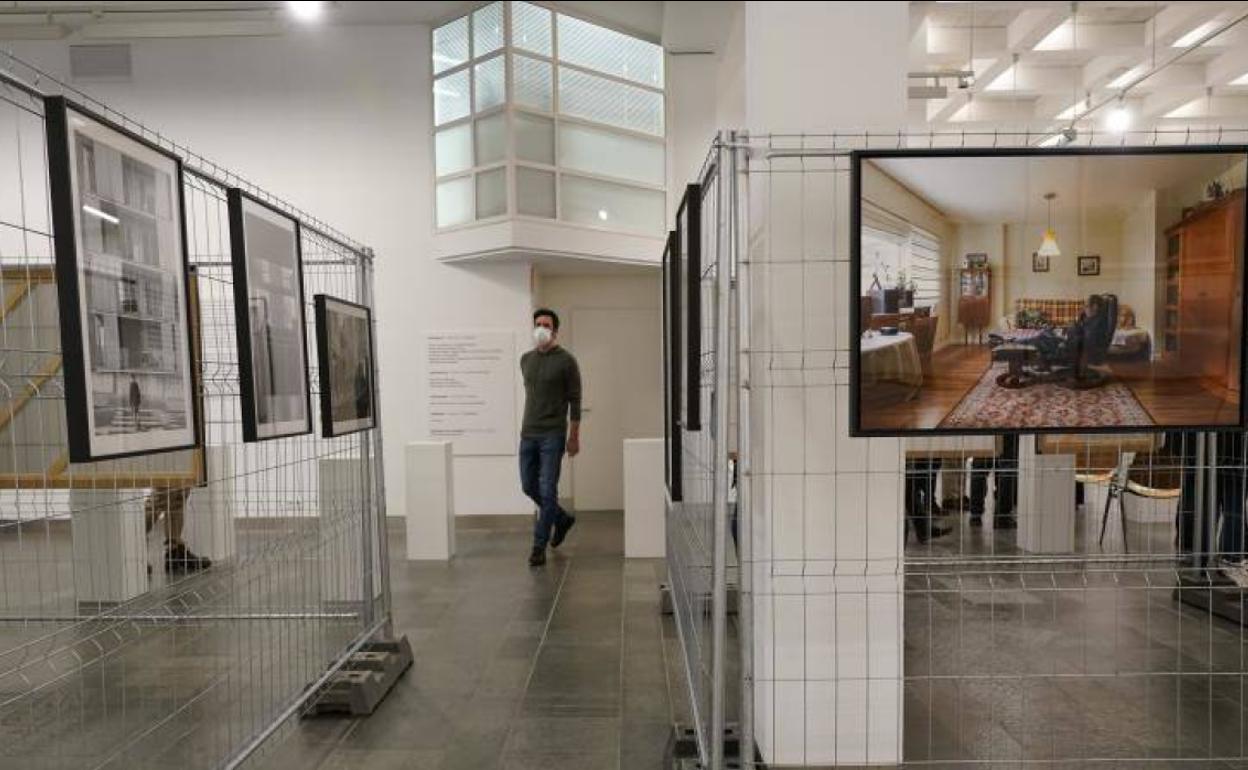 La exposición reúne fotografía de 30 promociones que resumen la «política de vivienda en Euskadi desde la Transición».