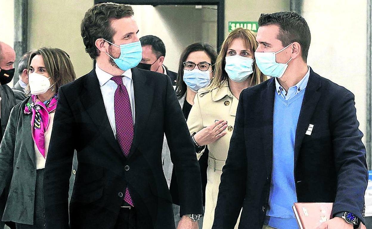 Casado se reunió ayer con colectivos policiales. 