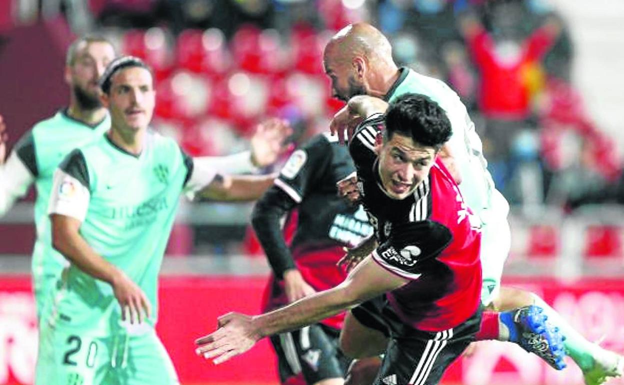 Meseguer pugna con Mikel Rico por un balón aéreo en un lance del anterior choque. 