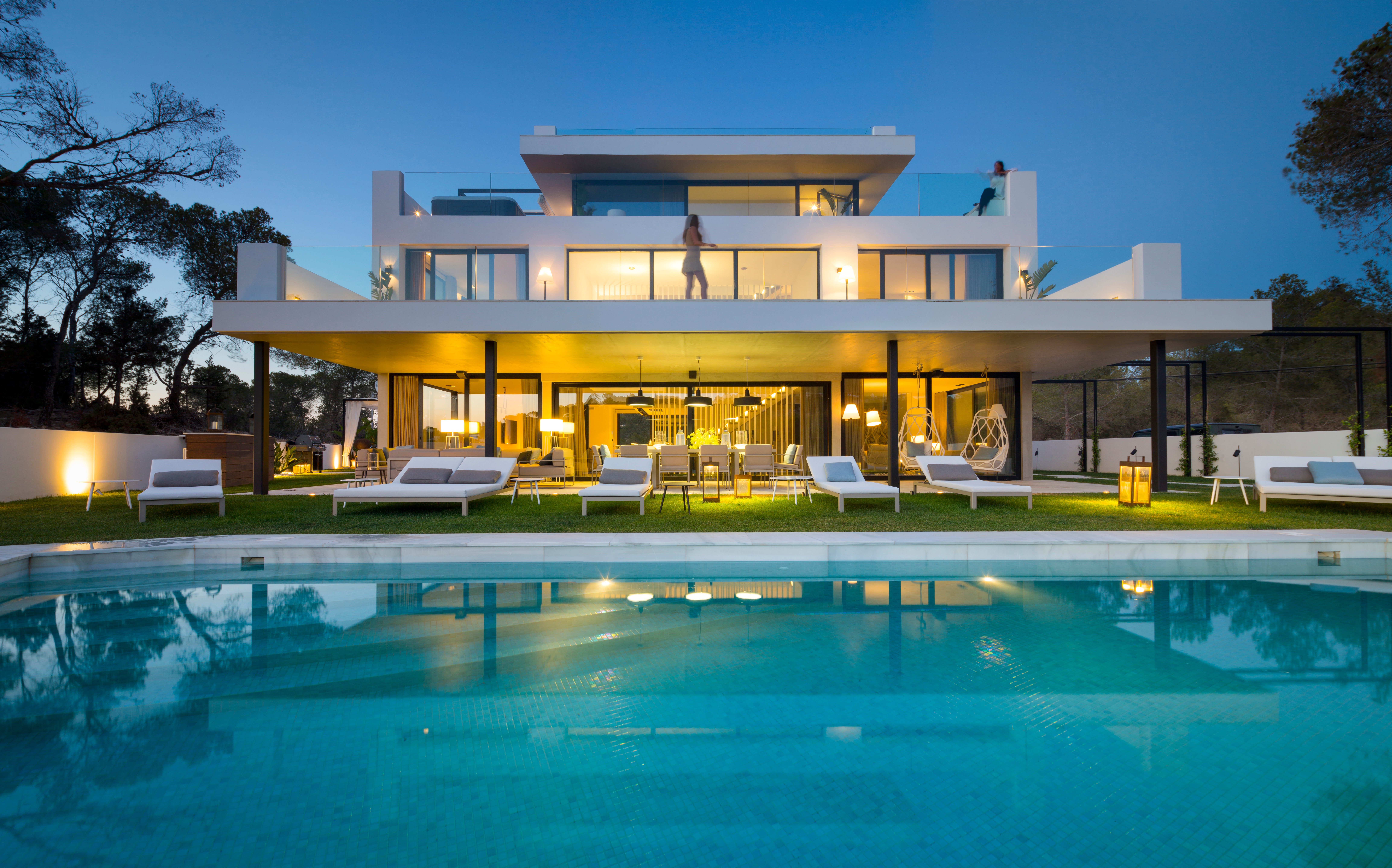 Fotos: Una interiorista vizcaína reforma el lujoso chalet de un futbolista en Ibiza