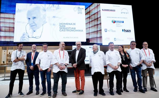 Eneko Atxa, Benjamín Lana (Vocento Gastronomía), Josean Alija, Pedro Subijana, Juan Mari Arzak, Martín Berasategui, Roser Torras, Andoni Luis Aduriz e Hilario Arbelaitz flanquean a Alain Ducasse.