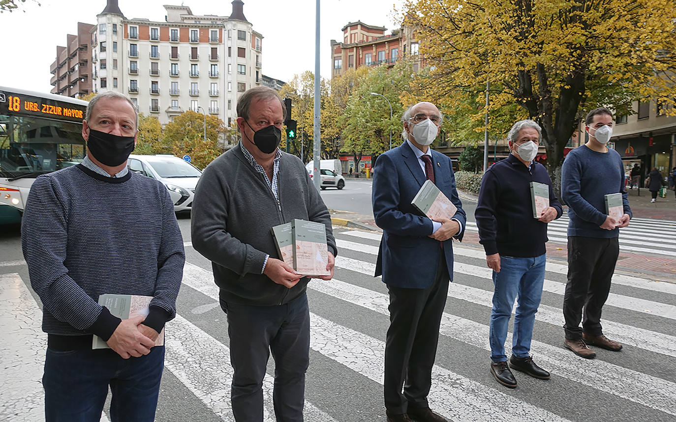 Euskaltzaindiako ordezkariak, gutun bilduma aurkezten.