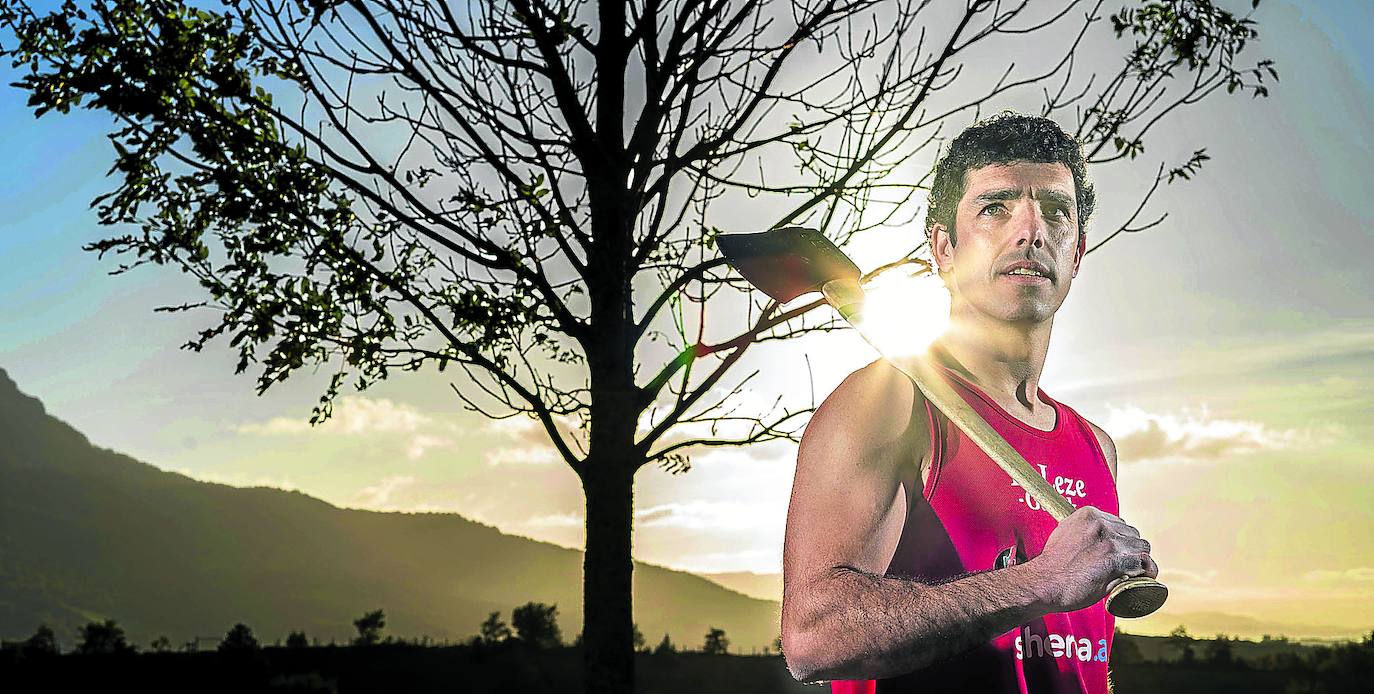 Hábitat. Arkaitz Jauregi cuida junto a sus padres, José Mari y Eli, de un rebaño de 430 ovejas en La Lece, además de competir como aizkolari.