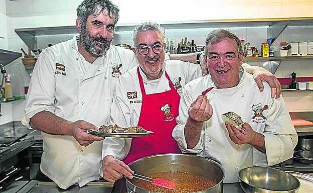 Mikel Trabanka y Pruden Cuenca apostaron por la salsa americana para dar a sus garbanzos un toque marinero y por la vizcaína para su plato mar y montaña a base de bacalao y morro de cerdo. 