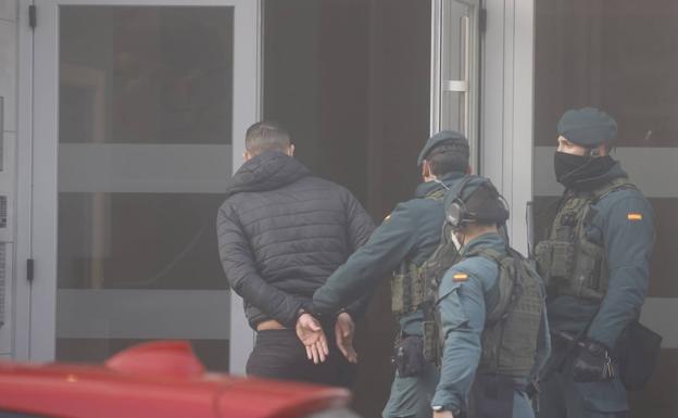 Agentes introducen a un detenido en un portal de Vitoria. 