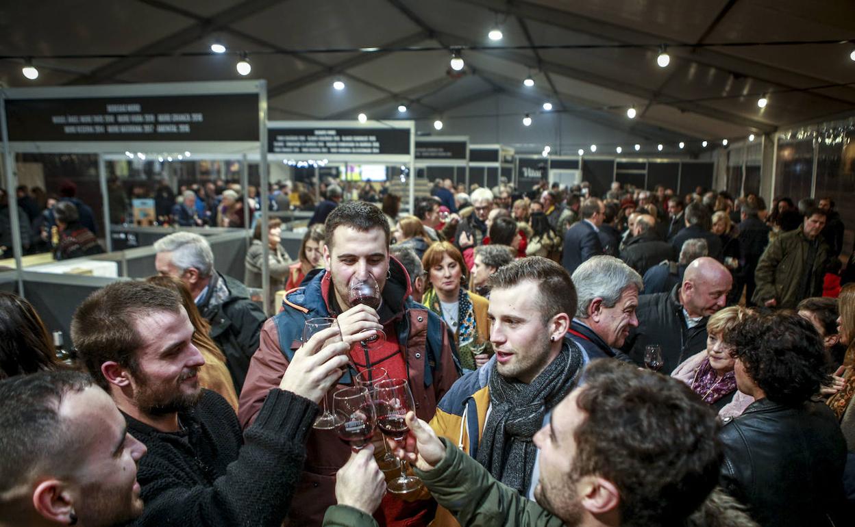 Un grupo de personas brinda en la última edición de Ardoaraba, en 2019. 
