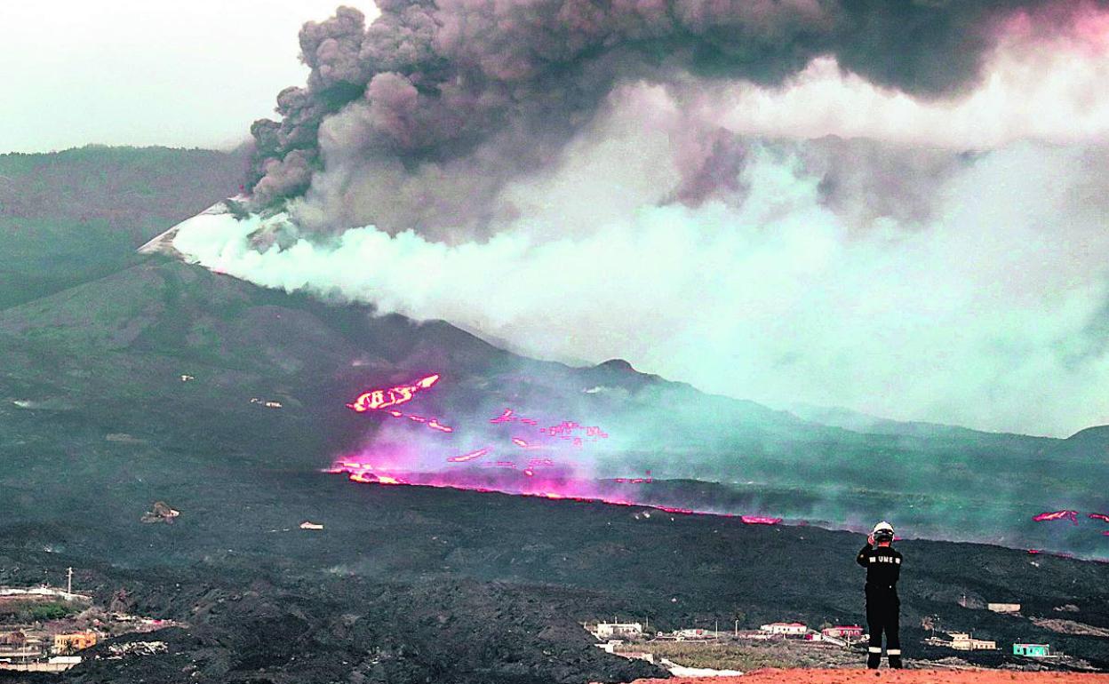 Un miembro de la Unidad Militar de Emergencias (UME) monitoriza el flujo de lava en La Laguna. 