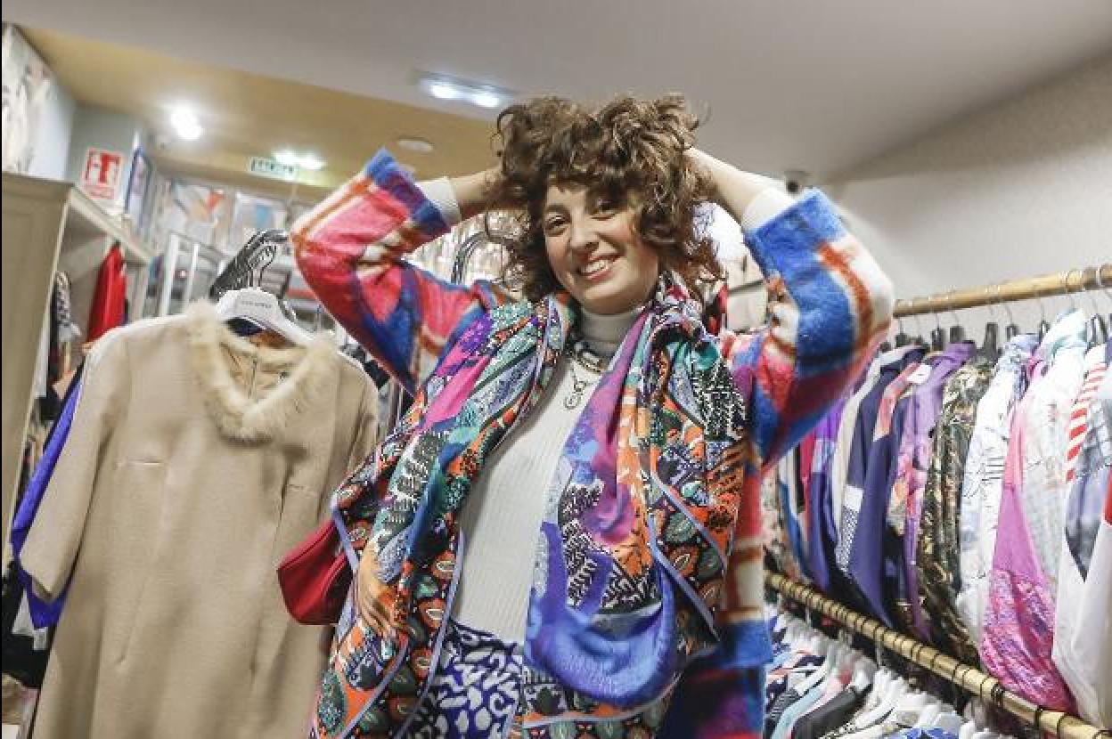 Marta Camín, ayer, en una tienda de ropa vintage gijonesa. 