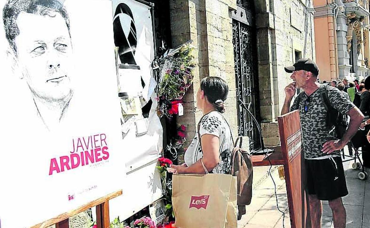 Flores y velas en el Ayuntamiento tras el asesinato. 