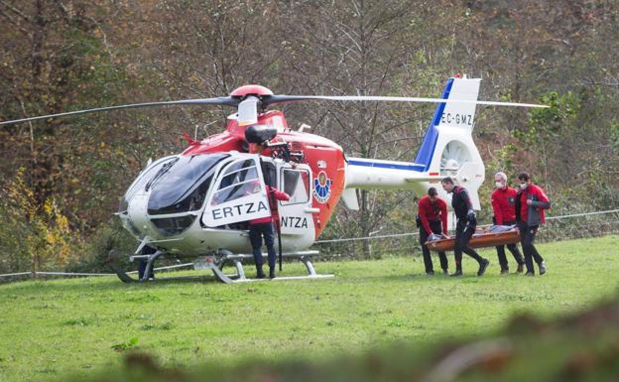 Momento en el que agentes de la Ertzaintza han trasladado el cuerpo de la víctima al helicóptero.