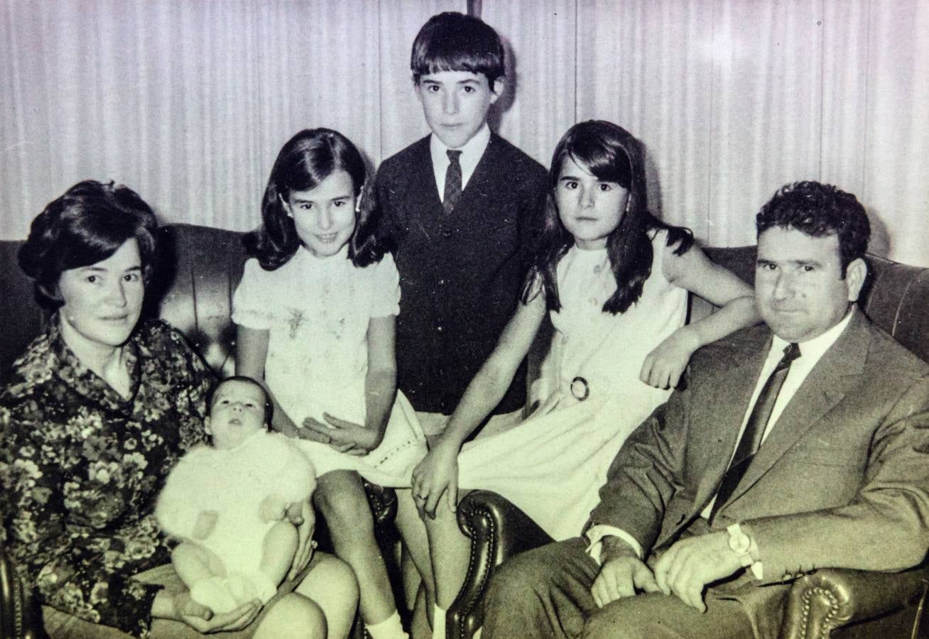 Toda la familia Fernández Retana-Pinedo retratada en el sofá del salón de casa, poco después de llegar a Vitoria. Posan para la foto del libro de familia numerosa.