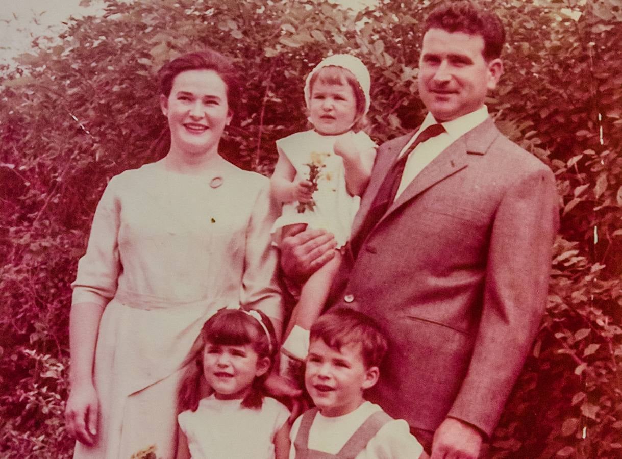 Mari Carmen, Ignacio, con el pequeño Alberto en brazos, y las hermanas Begoña y María Jesús durante una celebración familiar.