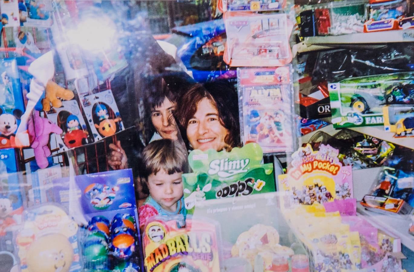 Las hermanas Begoña y María Jesús, en la tienda de prensa y chucherías.
