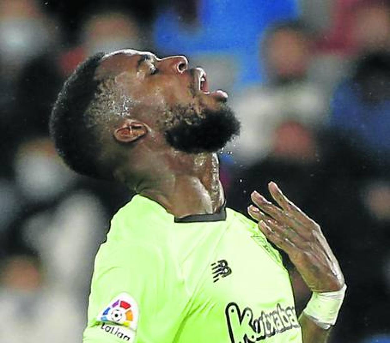 Iñaki Williams lamenta una ocasión fallada ante el Levante. 