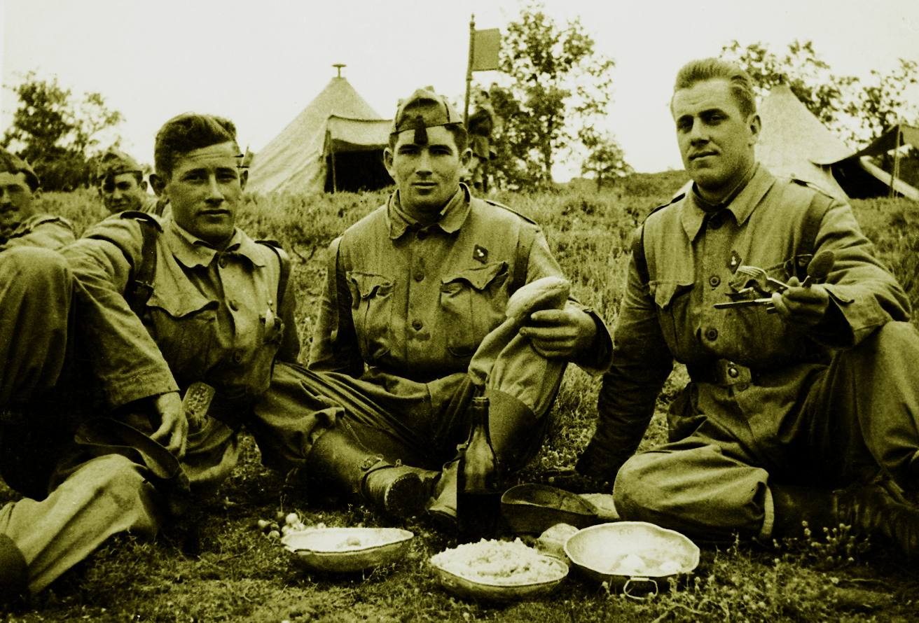 Eguren, en el centro, con sus amigos de la mili Iparraguirre y Lazcano.