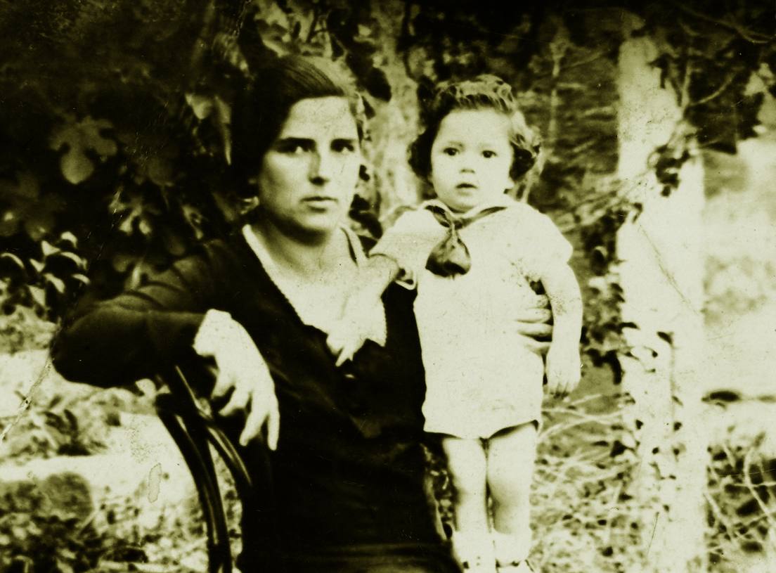 Vitorino Eguren con su madre, Natalia, en 1936.