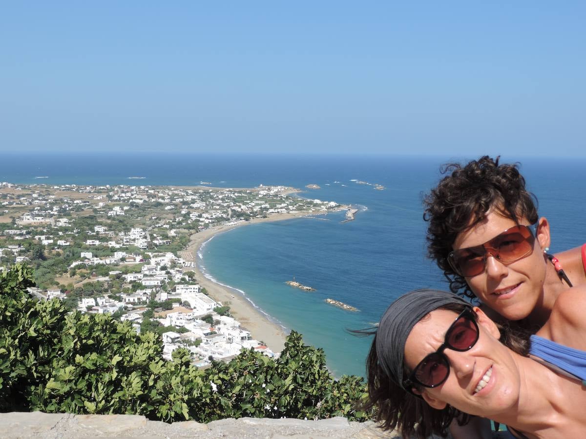 Bea y Livia, en una de las primeras vacaciones que compartieron juntas, en 2015, en la isla griega de Skyros.