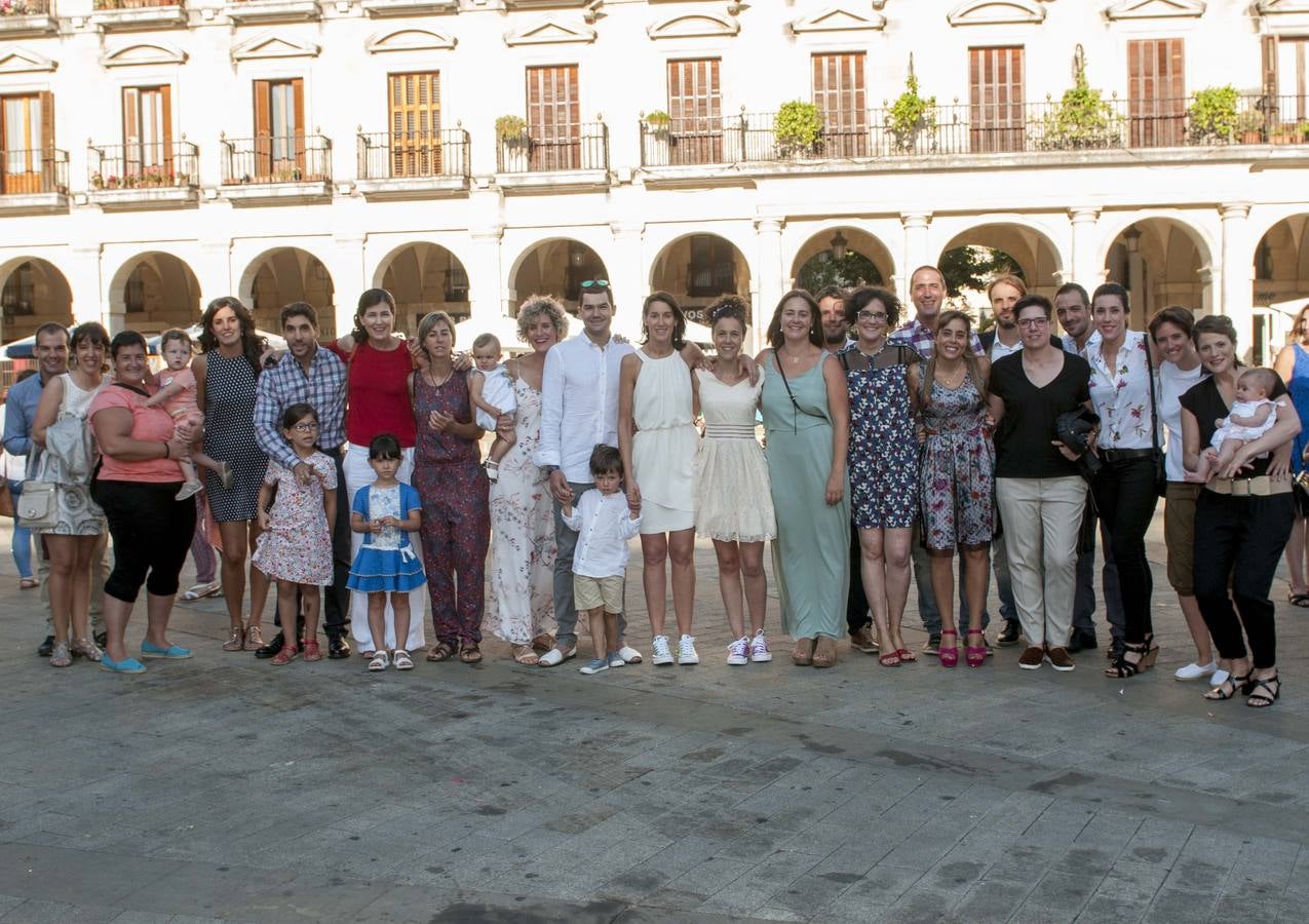 Livia y Bea, rodeadas de familiares y amistades en el día de su boda.