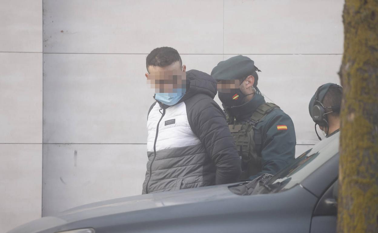 Efectivos de la Guardia Civil trasladan a uno de los detenidos, ahora preso preventivo en Zaballa. 