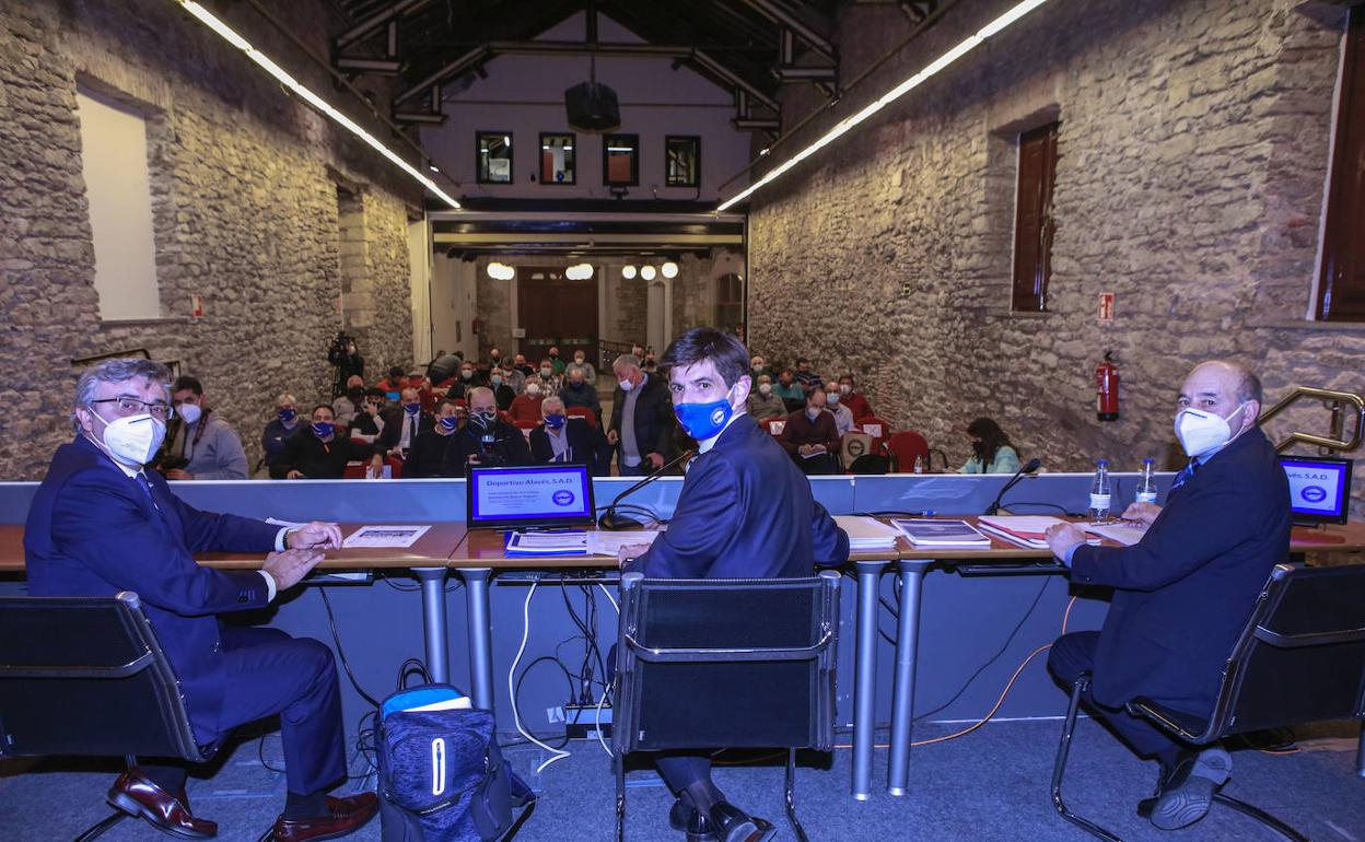 Jesús Vázquez, Alfonso Fernández de Trocóniz y Manu Mendi, en la asamblea del año pasado. 