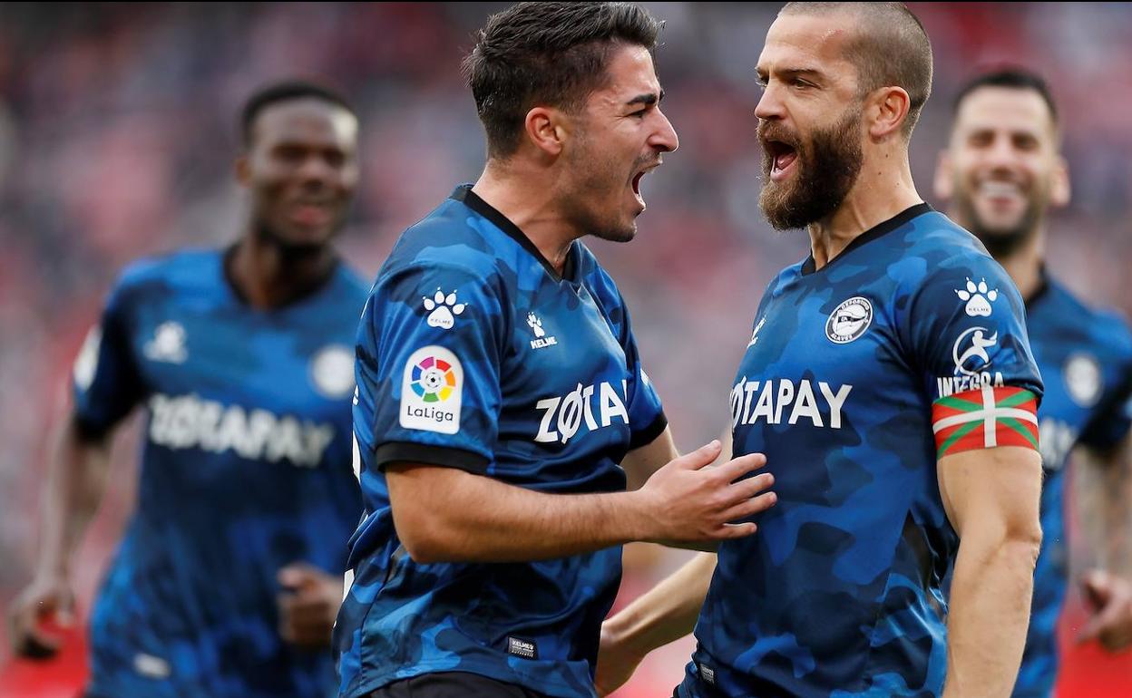 Toni Moya y Laguardia celebran el gol del maño en Sevilla. 