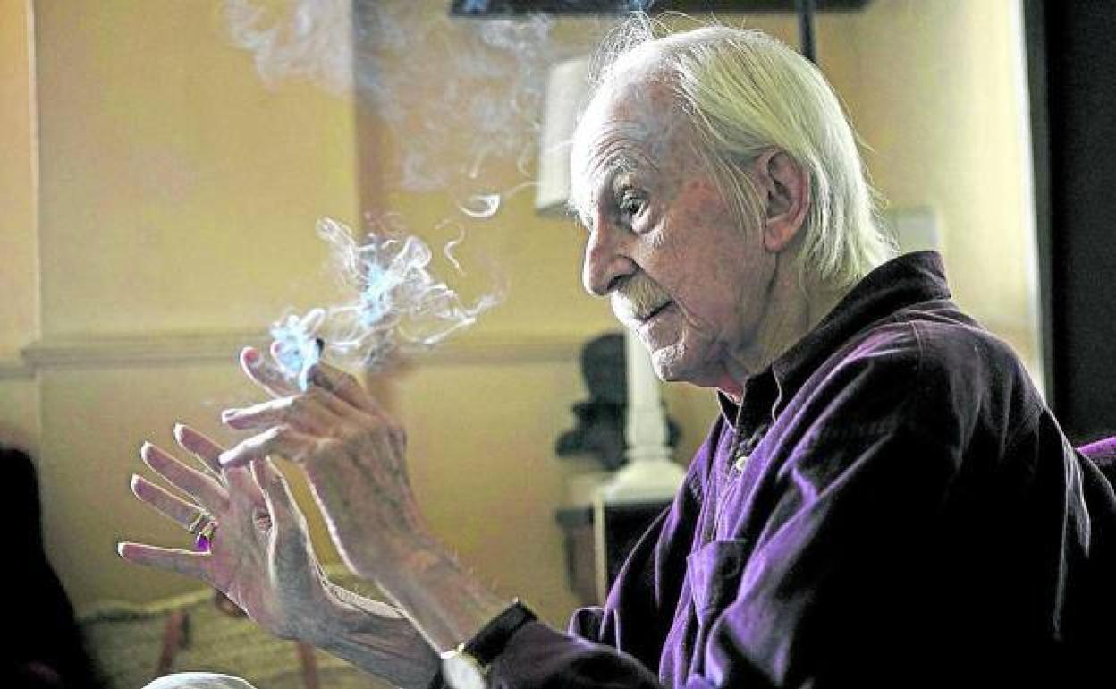 Antonio Escohotado, fotografiado en el salón de su casa durante la entrevista, en 2019. 