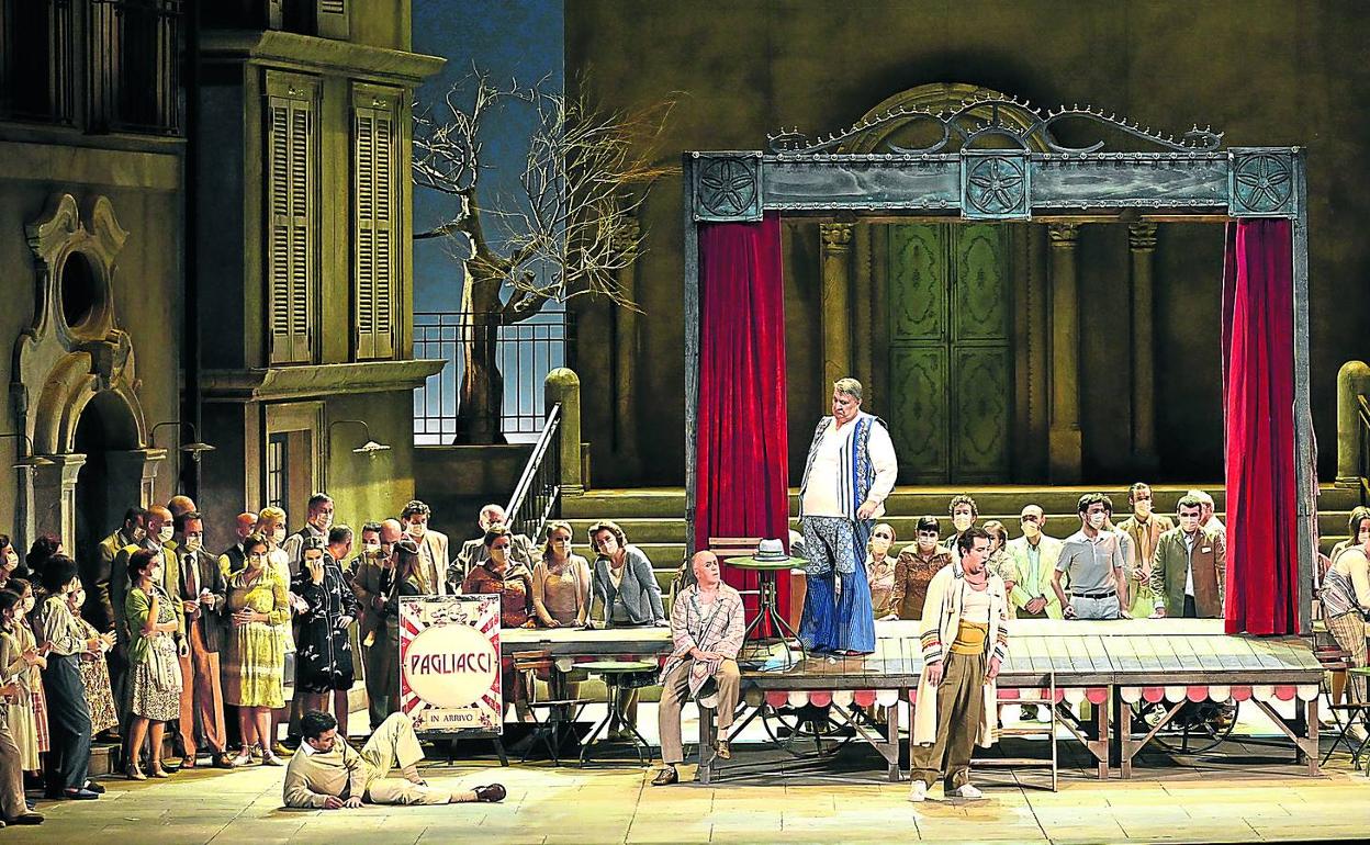 'Pagliacci'. El carromato de Canio llega al pueblo para alegrar la vida de la gente pero todo termina en tragedia. 