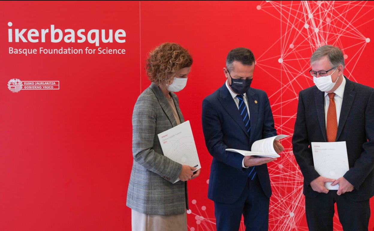 Amaia Esquisabel, Jokin Bildarratz y Fernando Cossío, en la presentación del informe de la ciencia en Euskadi.