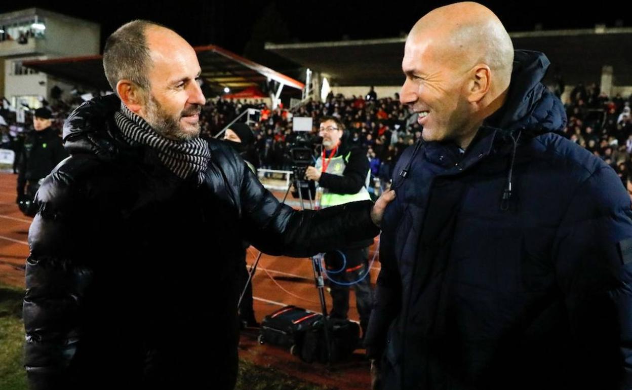 Jabi Luaces saluda a Zidane en un duelo de Copa del Unionistas ante el Real Madrid. 