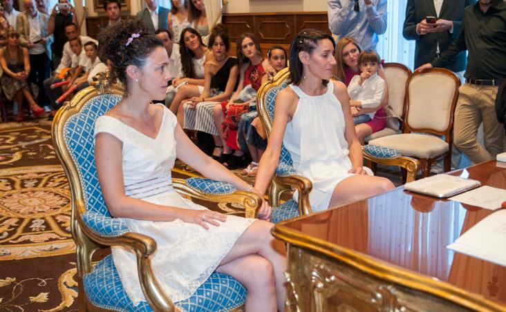 Galería. Livia y Bea se casaron el 15 de julio de 2017 en la sala de recepciones del Ayuntamiento de Vitoria. Aunque no aparece en la imagen, ofició el enlace el alcalde Gorka Urtaran. 