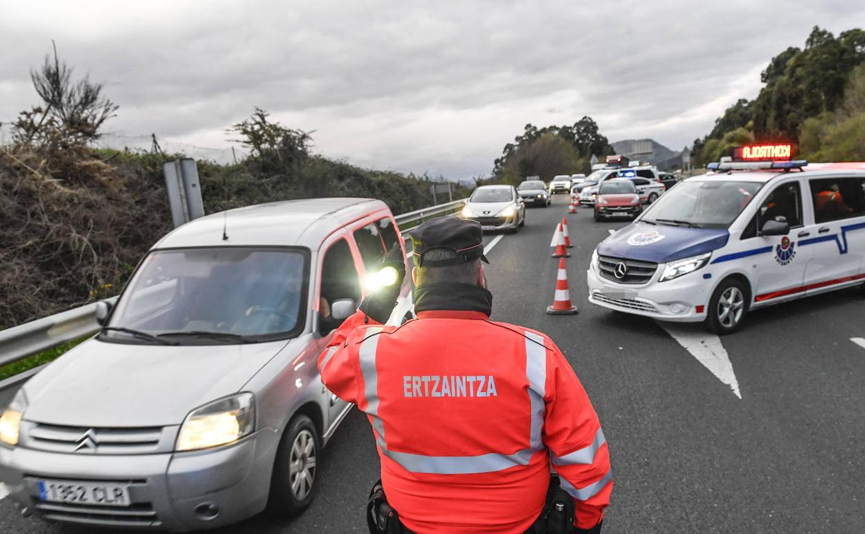 Una patrulla de la Ertzaintza, en un control. 