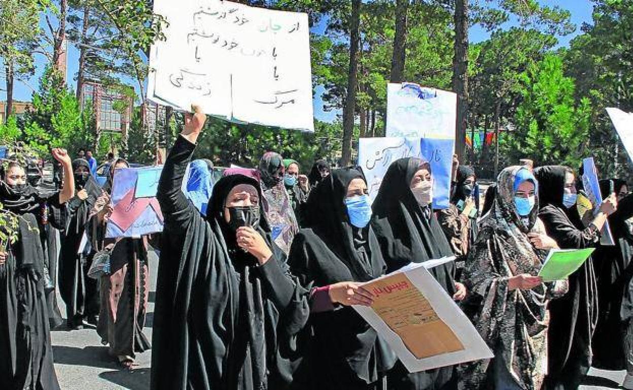 Un grupo de valientes mujeres exigieron ayer sus derechos durante una marcha por las calles de Herat. 