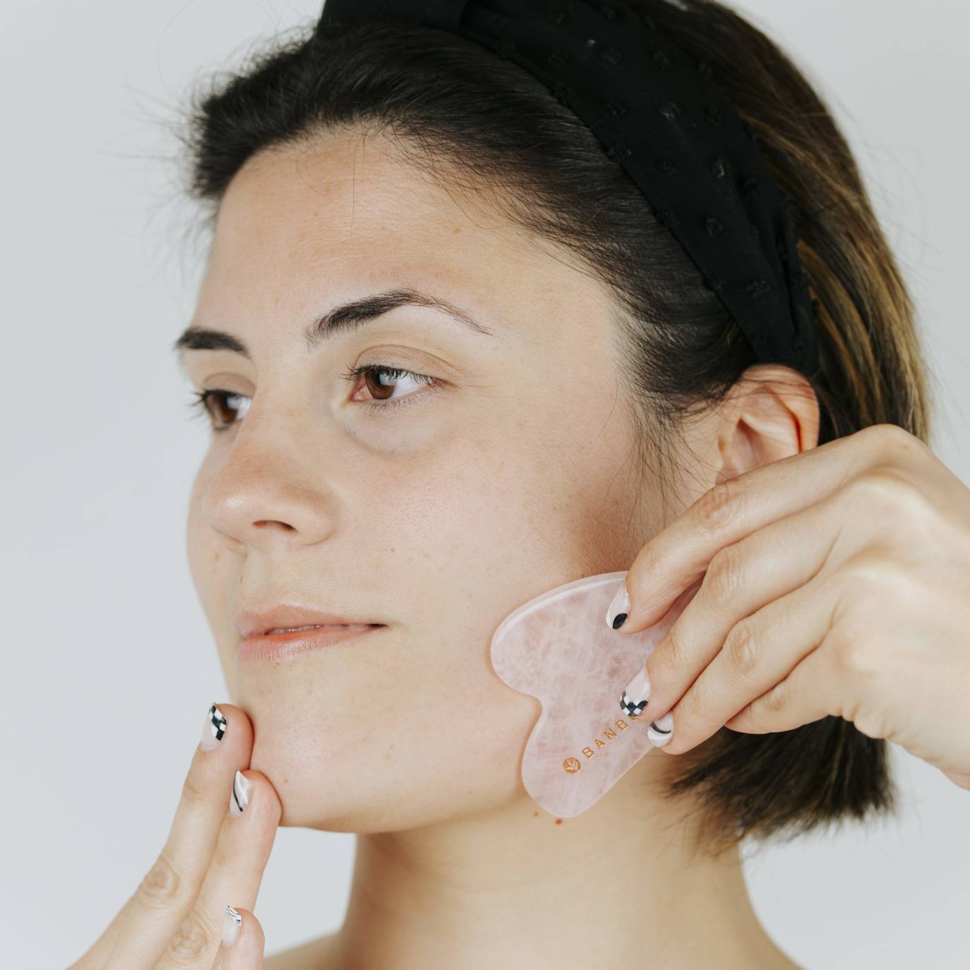 Gua Sha de cuarzo rosa de la tienda de cosmética natural Banbú, situada en la calle número 55 de Gran Vía de Bilbao. Se trata de una piedra suave y de tamaño mediano que aplicado en masajes sobre la piel del rostro trabaja liberando toxinas, activando el riego sanguíneo y la circulación. Con este artículo tu rutina de cuidado facial estará más completa que nunca. Cuesta 14,95 euros. 