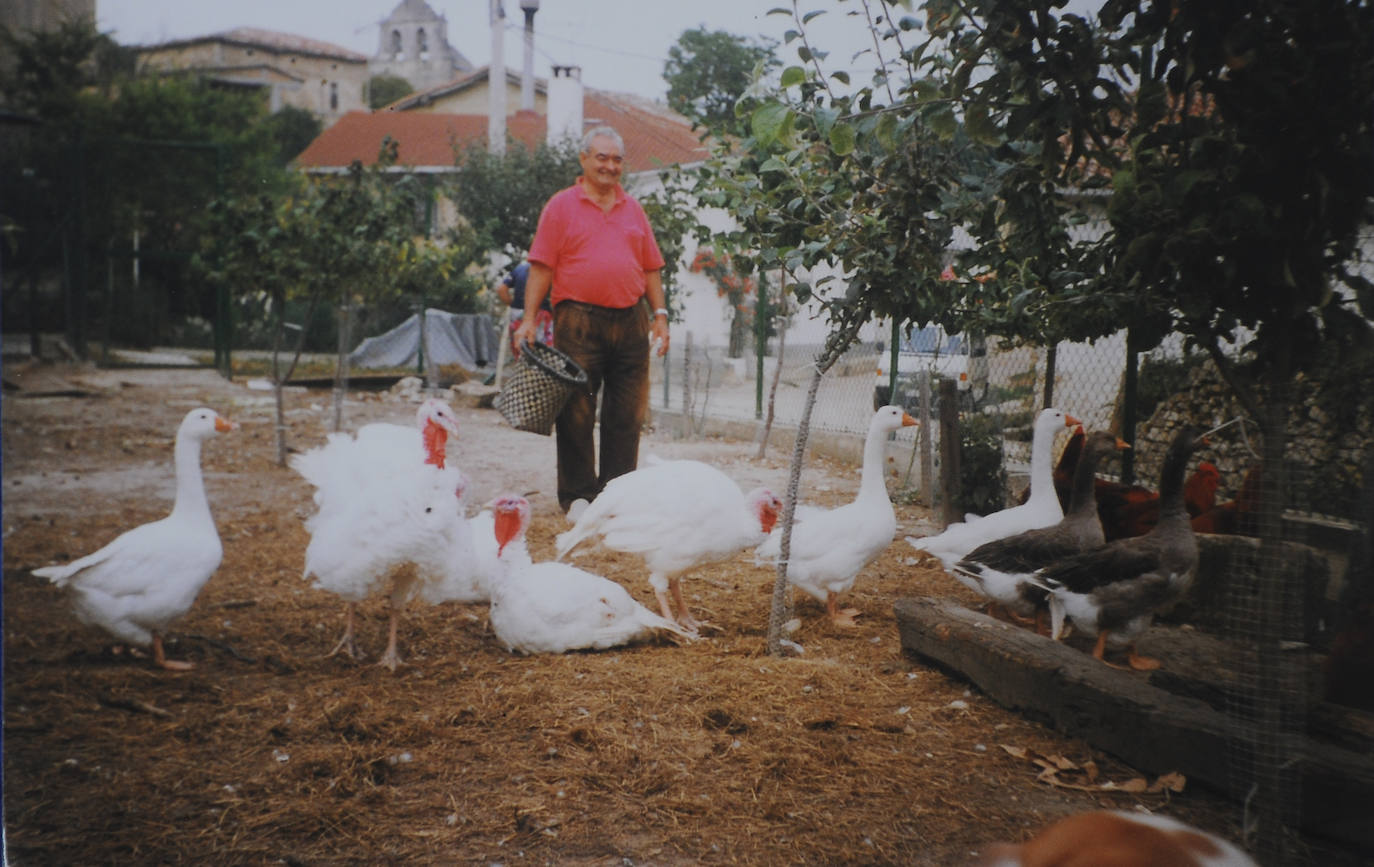 Pablo Zatón, que abrió el camino de la familia dentro de la fábrica Michelin, da de comer a los gansos y pavos en la granja del pueblo.