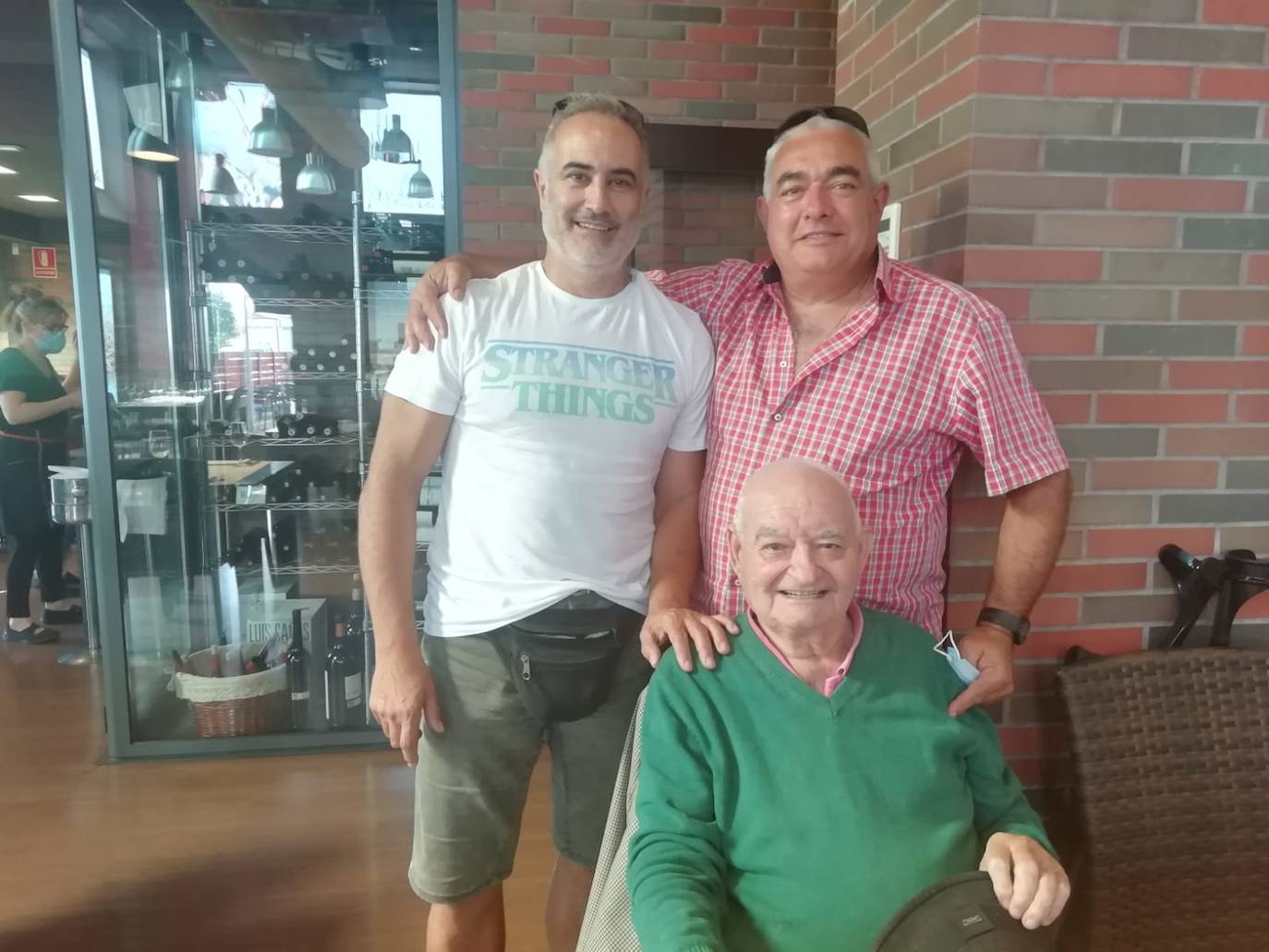 Los hermanos Alberto y Jesus Mari Zatón con su hijo Pablo durante una comida en Vitoria, una cita que habitualmente celebran cada semana.