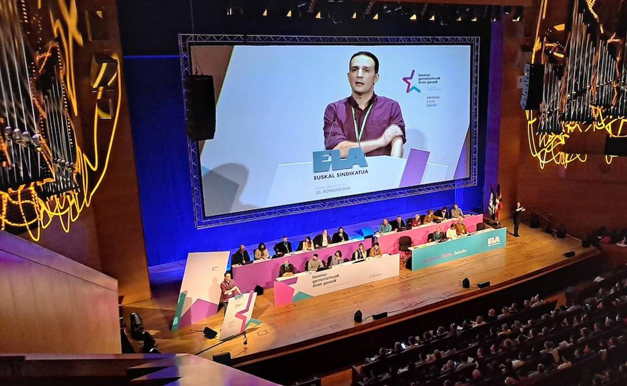 Mitxel Lakuntza, durante su intervención en la primera jornada del XV Congreso Confederal del sindicato. 