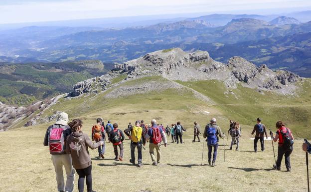 Senderistas en torno al Gorbea.