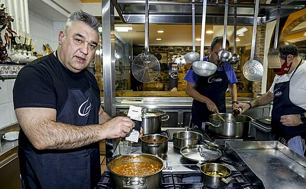 Galería. El tándem de cocineros de Eskola Zaharra lo formaron Juantxu del Olnmo, Andoni Gómez y Seve Ubierna. 