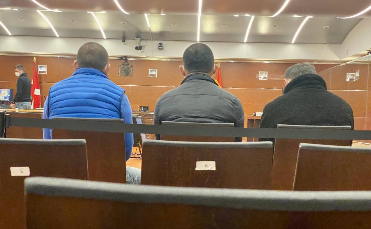 Los tres sentenciados, ayer martes en la Audiencia Provincial de Álava. 