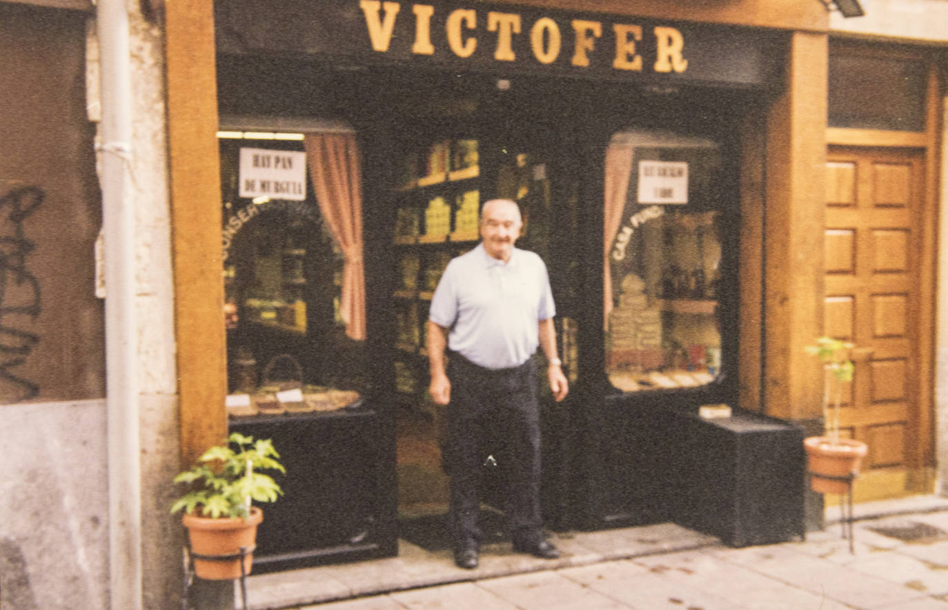 Víctor, a las puertas del local que regentan hoy sus tres hijos.