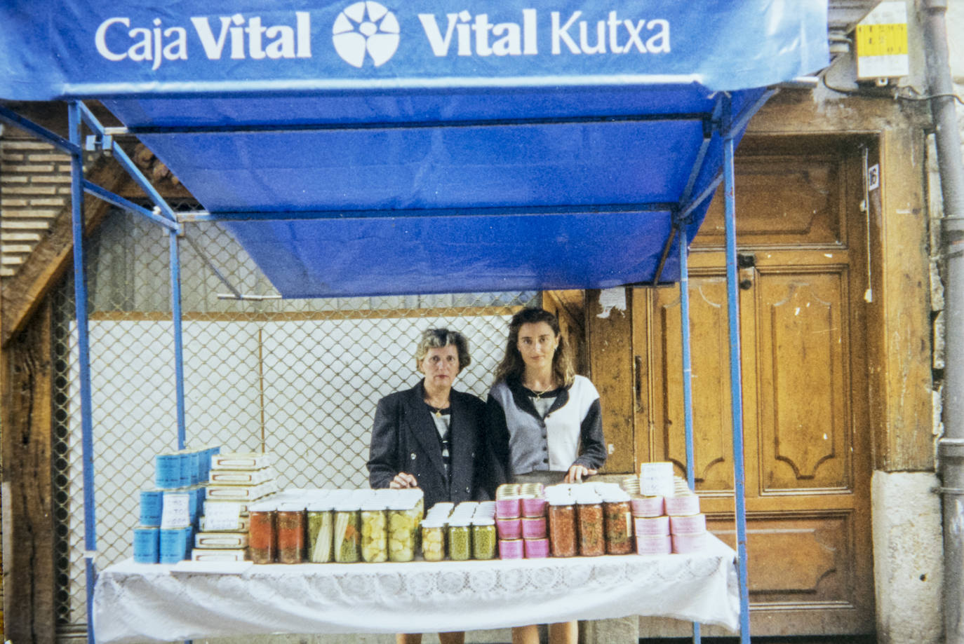 Soledad junto a su hija Beatriz en su puesto durante el primer Mercado de la Almendra que se organizó en la ciudad.