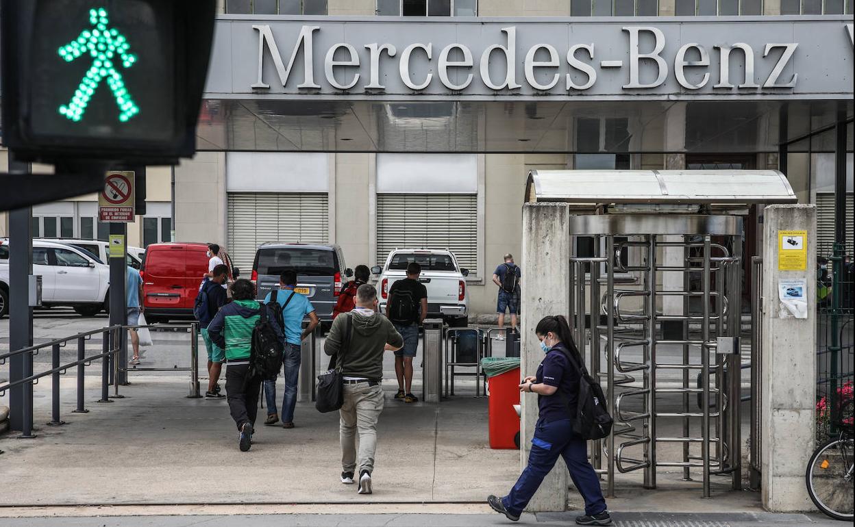 Trabajadores de Mercedes acceden a las instalaciones de la fábrica de Vitoria en el turno de tarde.