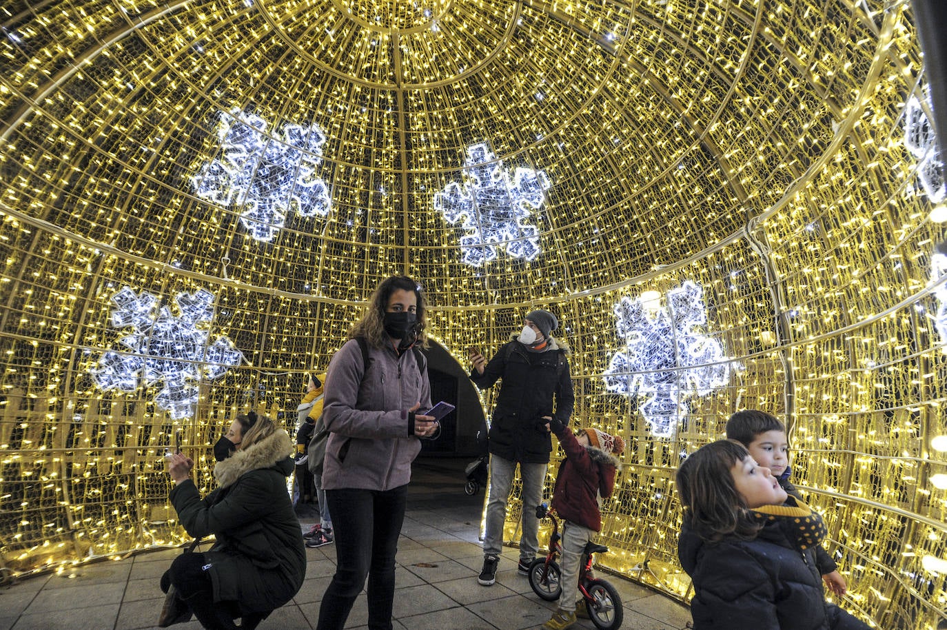 Fotos: Vitoria ya disfruta de su alumbrado navideño