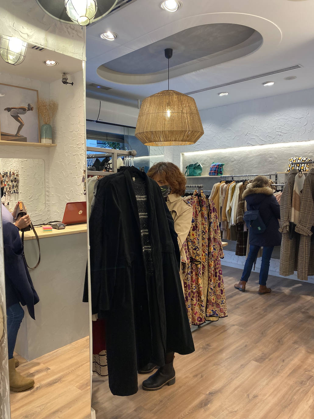 Fotos: La tienda de esta argentina llega al centro de Bilbao con muchos cuadros, rayas y jerséis de colores