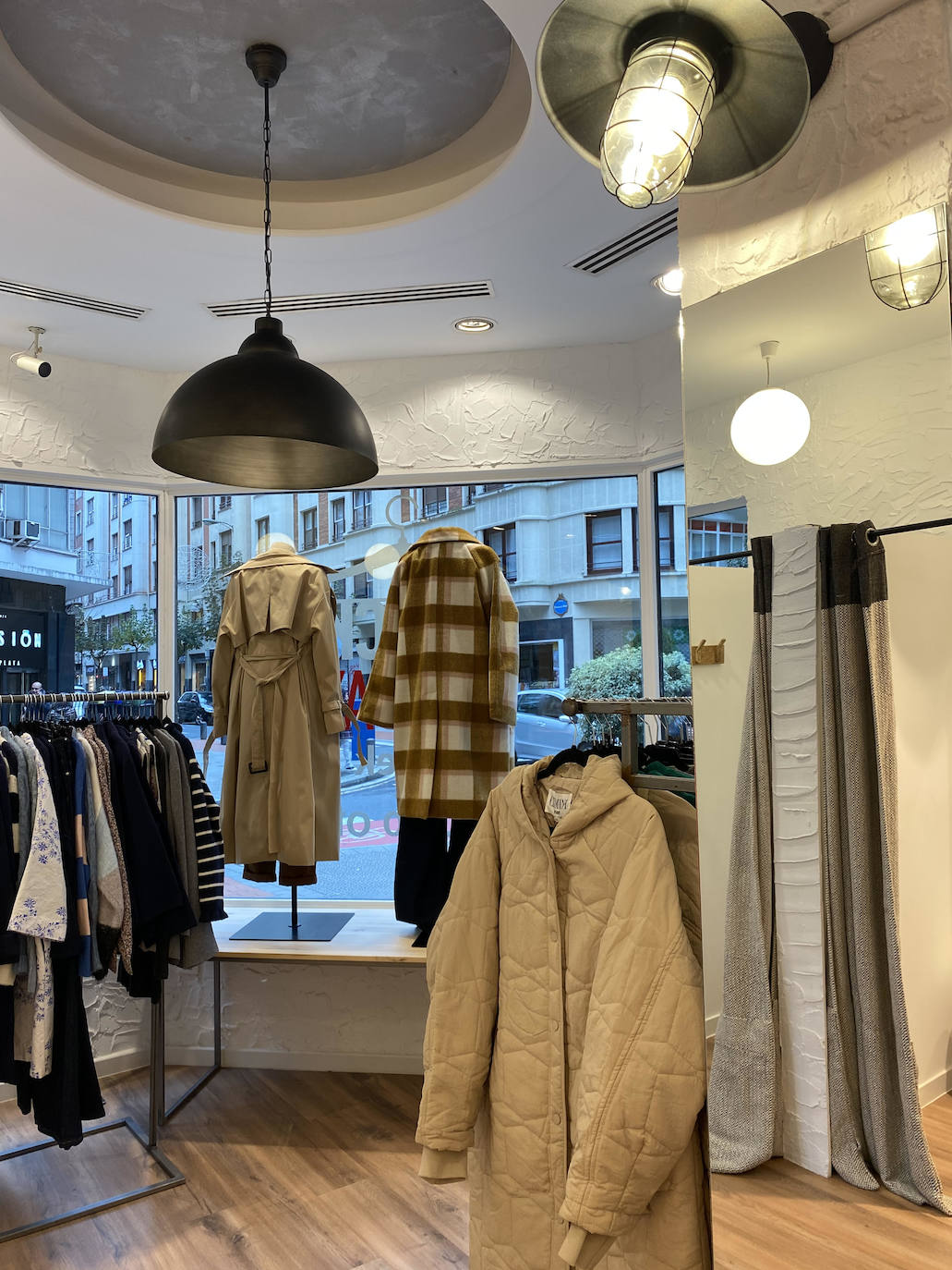 Fotos: La tienda de esta argentina llega al centro de Bilbao con muchos cuadros, rayas y jerséis de colores