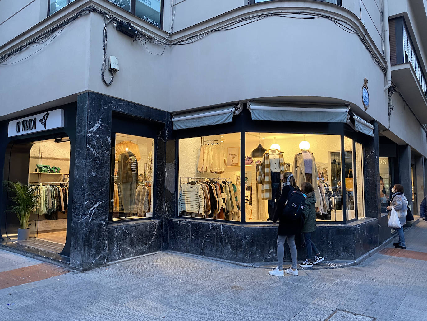 Fotos: La tienda de esta argentina llega al centro de Bilbao con muchos cuadros, rayas y jerséis de colores