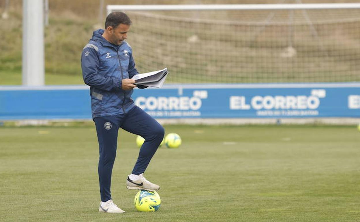 Calleja observa sus notas durante un entrenamiento. 